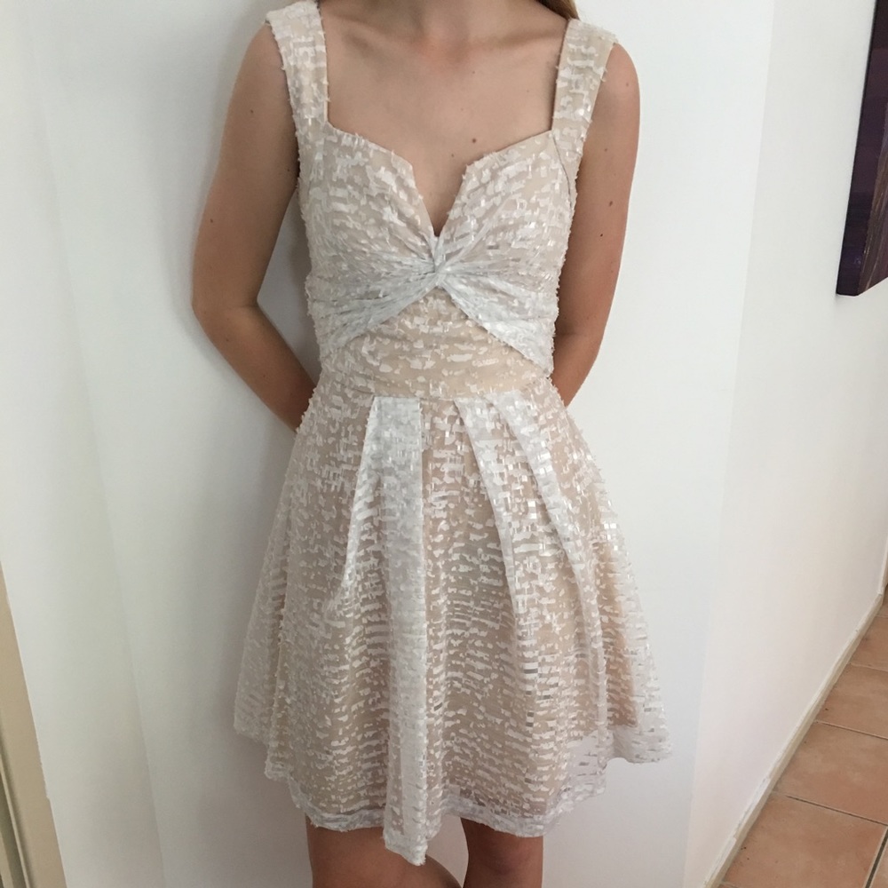 ✨HOST PICK✨ Cue Blush and White Fit and Flare Dress - Picture 1 of 7